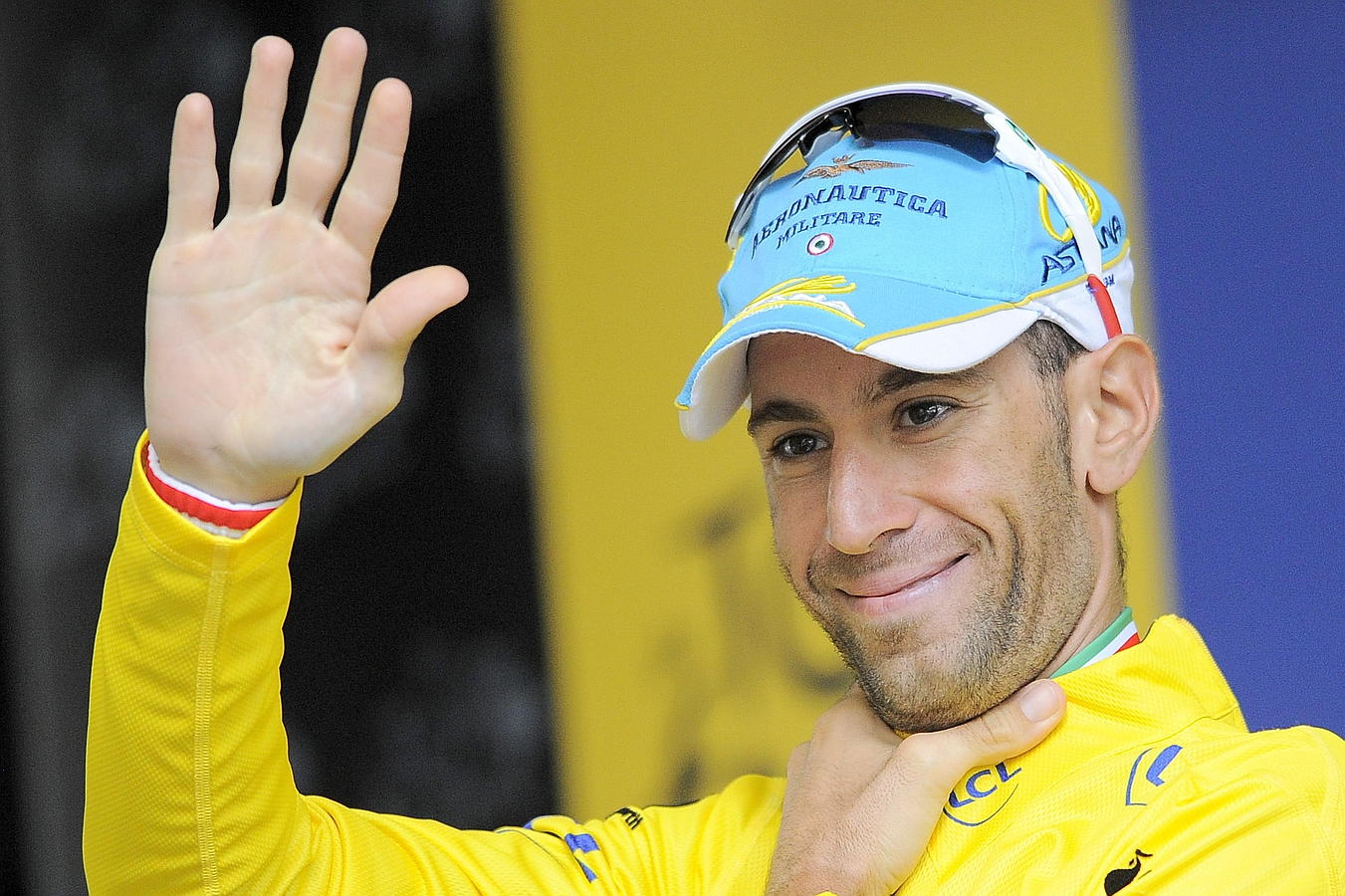 Nibali celebra que sigue siendo el maillot amarillo del Tour