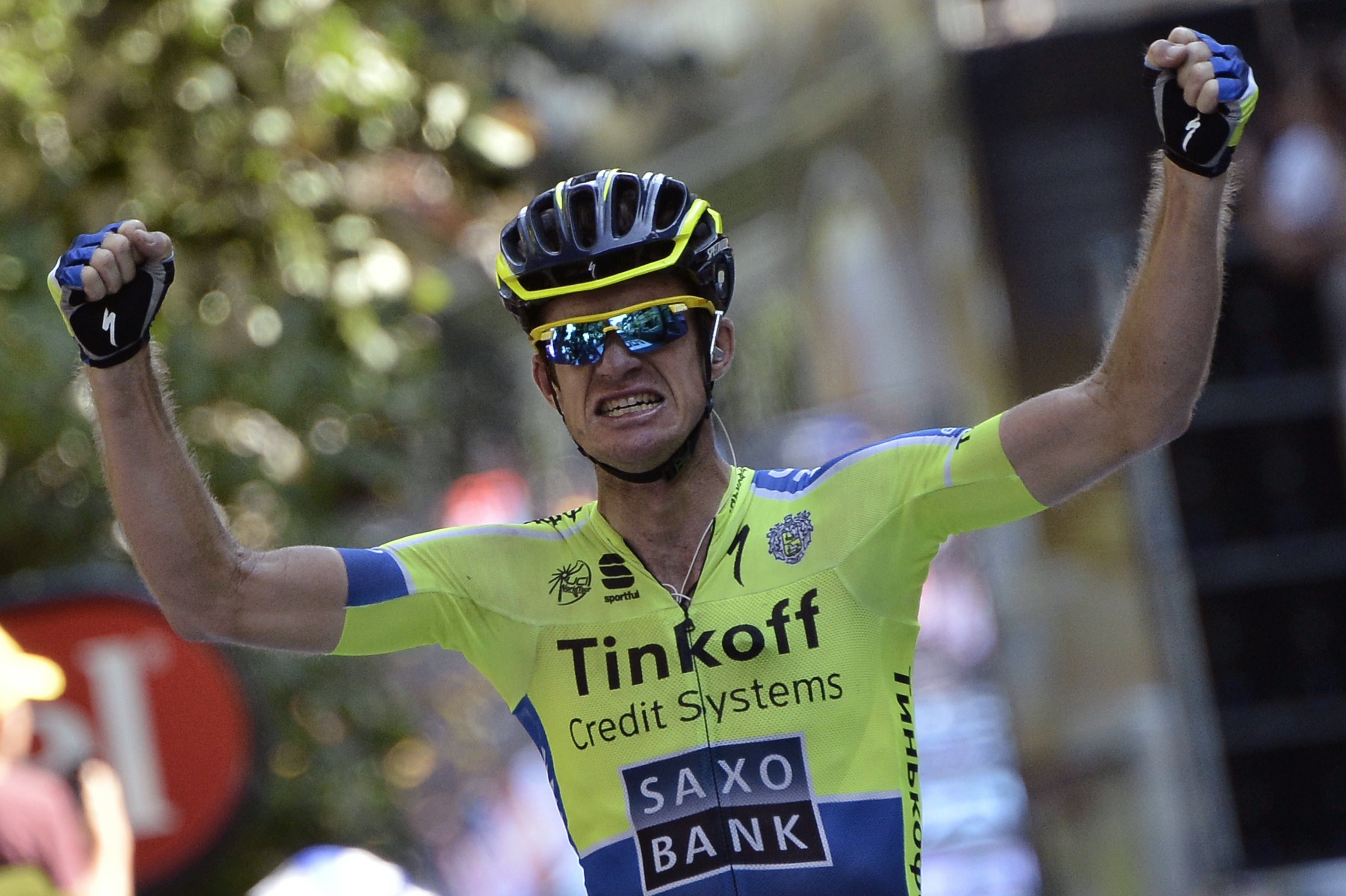 Rogers alza los puños de manera triunfal después de atravesar la línea de meta.