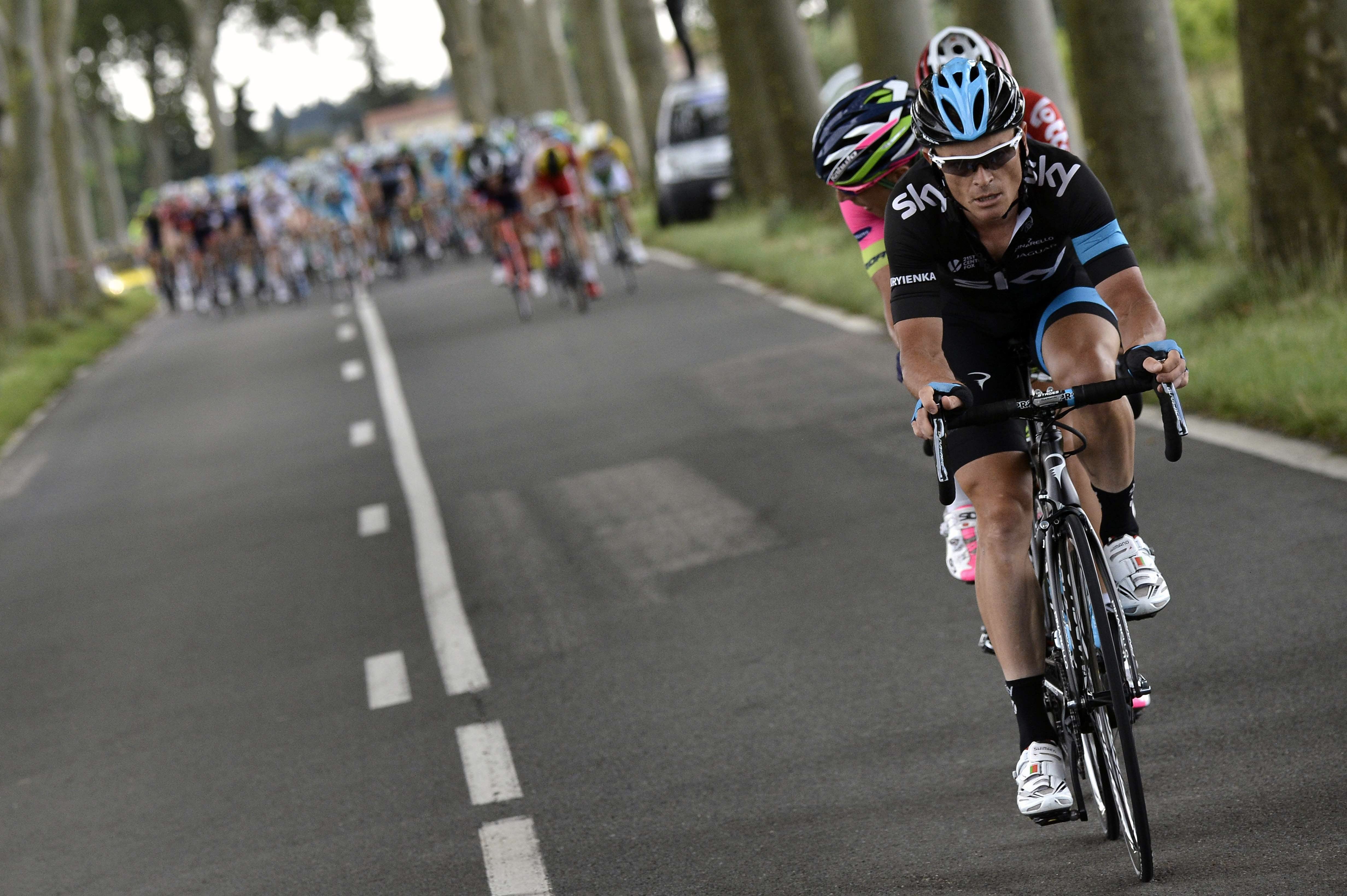 Vasil Kiryienka liderando la etapa.