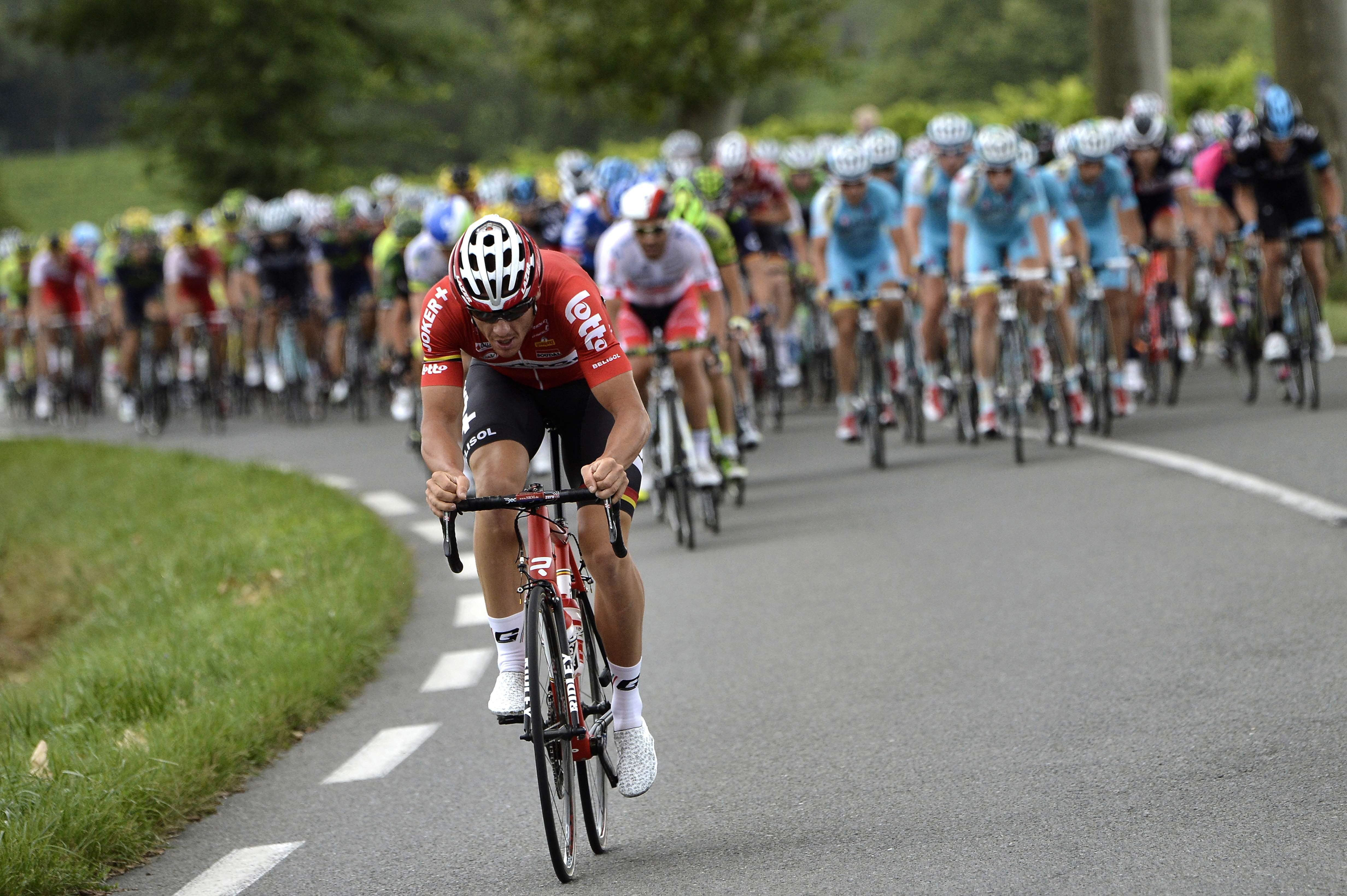 El australiano Adam Hansen, seguido del pelotón.
