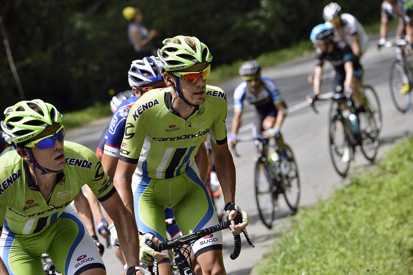 De Marchi (c) y Marco Marcato (izq)compiten durante la decimoctava etapa del Tour de Francia en Benejacq