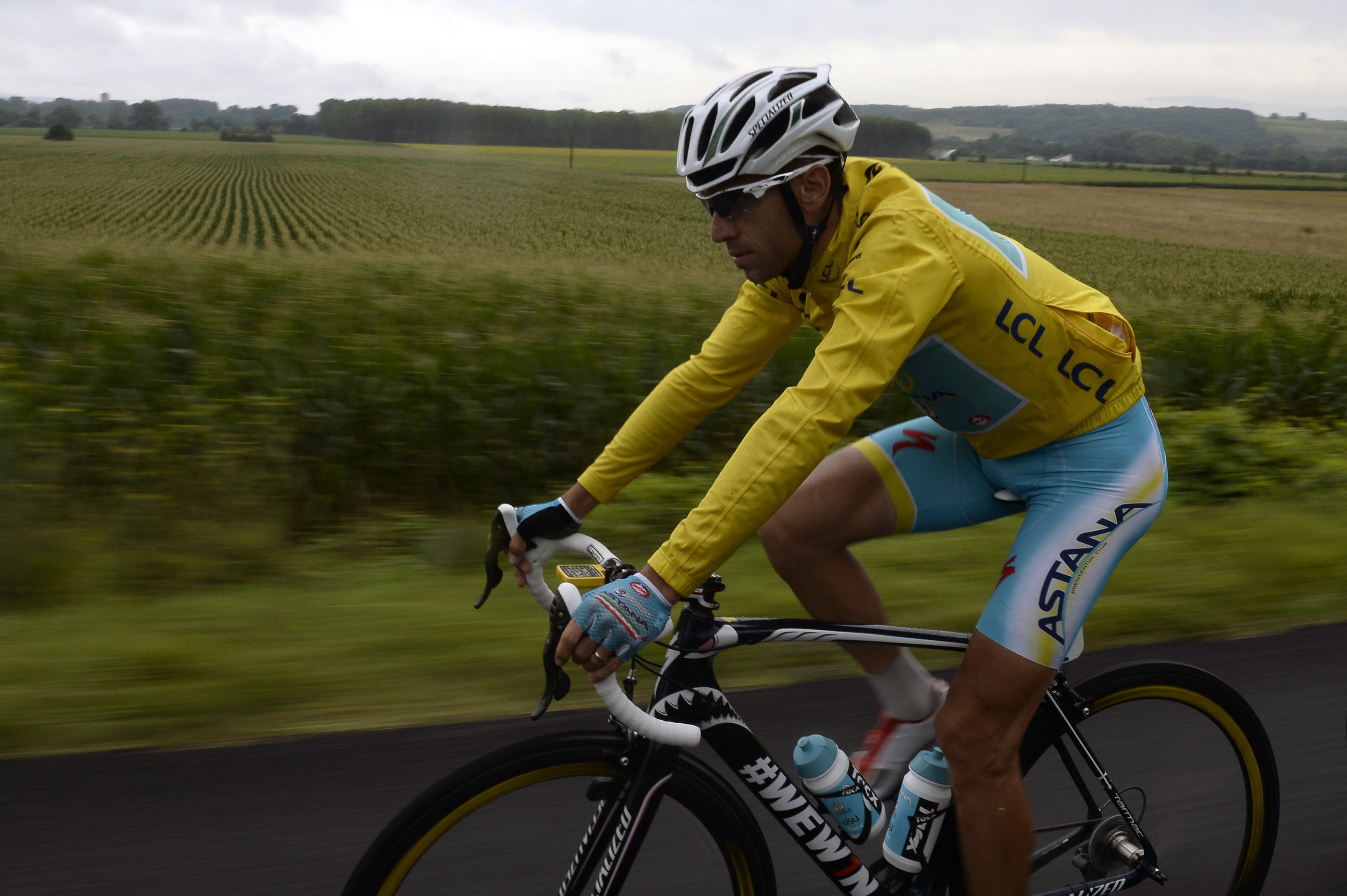 Nibali, con su maillot de líder, en la decimonovena etapa.