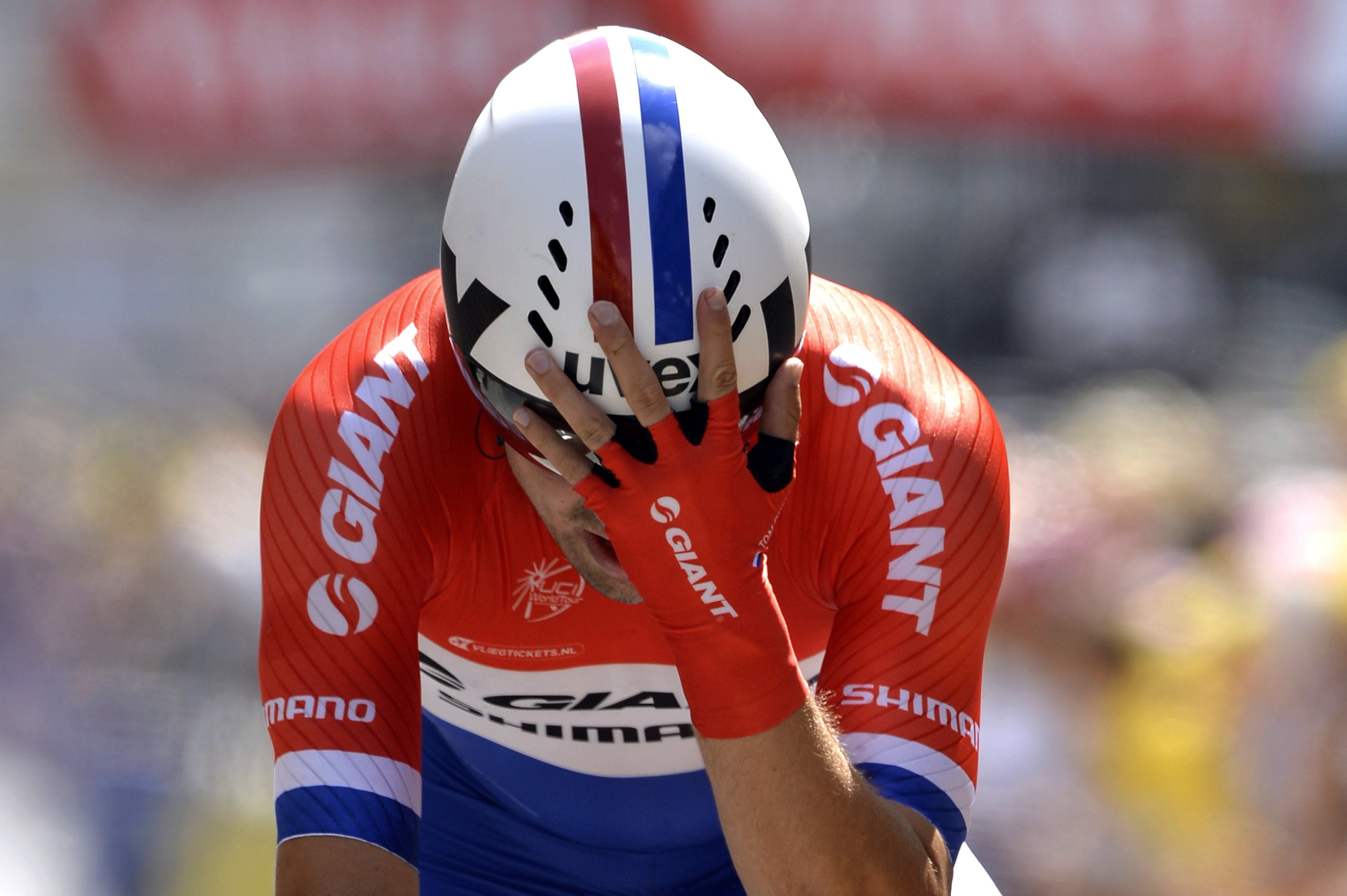 El holandés Tom Dumoulin se lamenta tras su prueba.