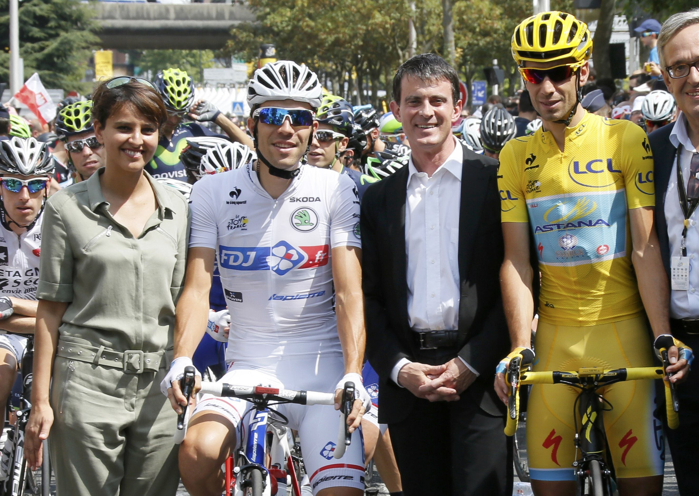 Nibali (d), el Primer Ministro francés Manuel Valls, Thibaut Pinot y la ministra francesa Najat Vallaud-Belkacem, antes de la etapa.