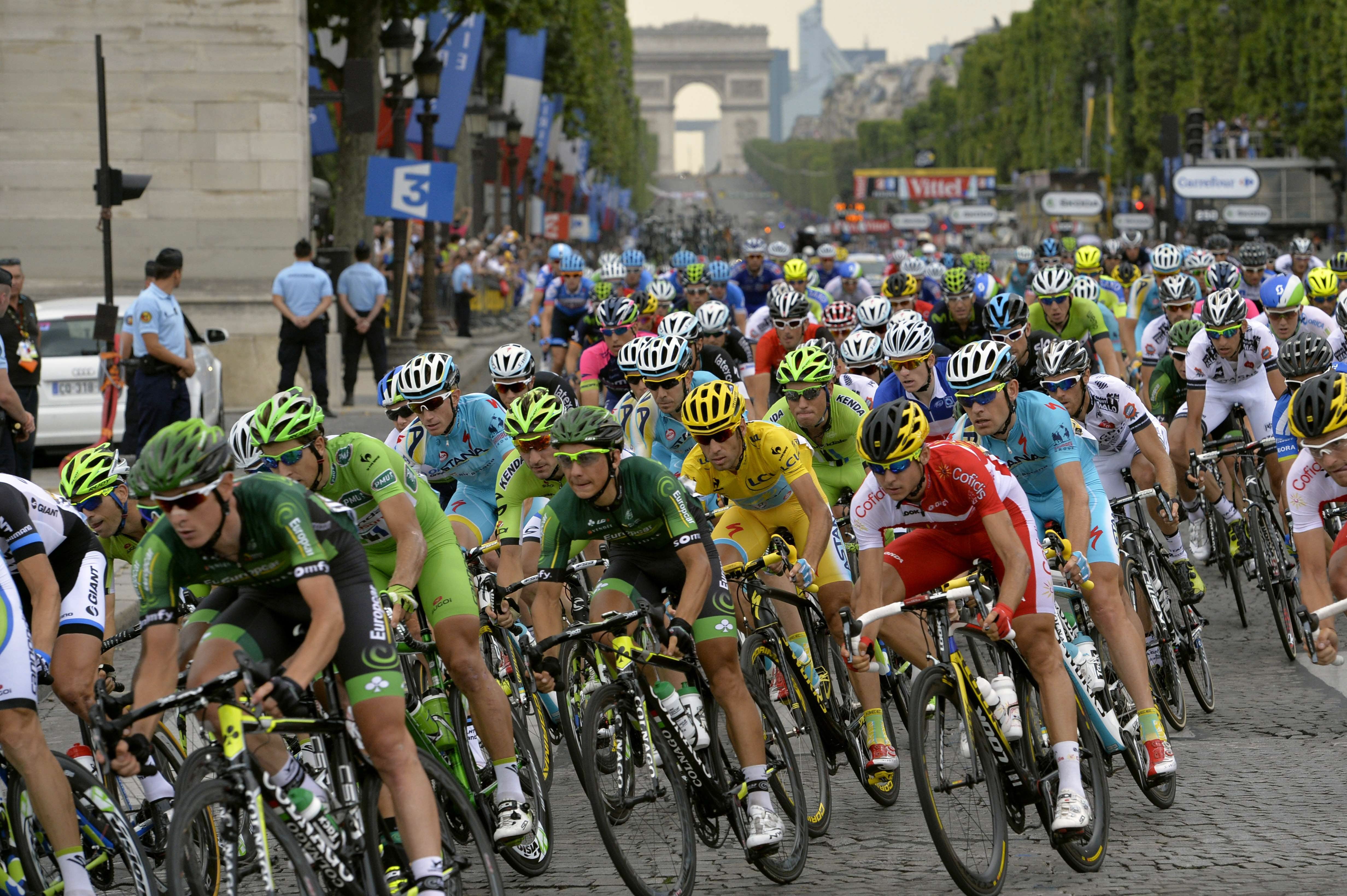 Nibali, con el maillot amarillo, en un pelotón.