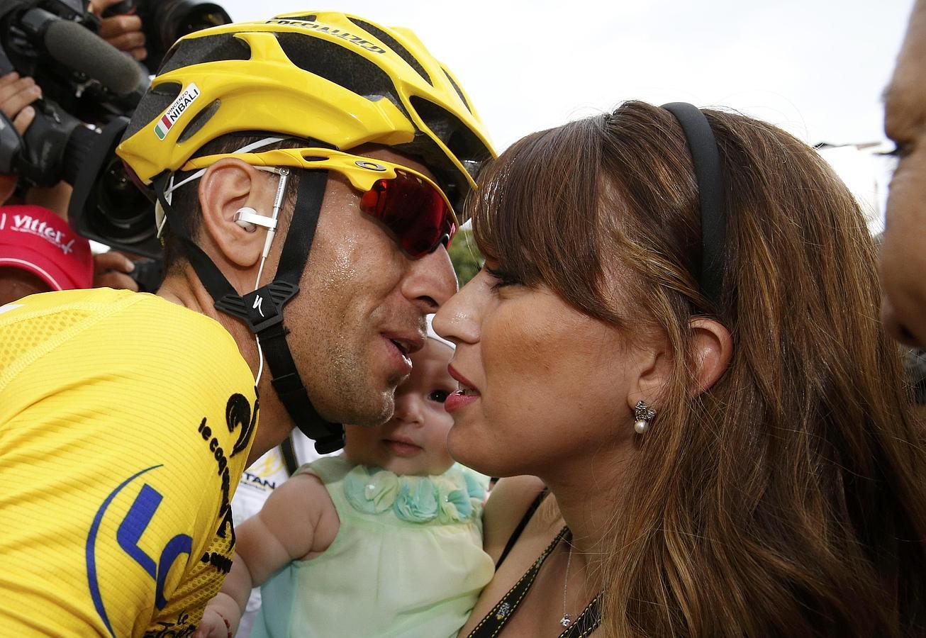 Nibali besa a su mujer tras terminar la etapa.