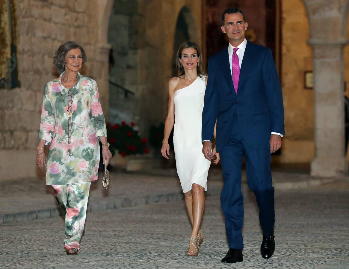 Don Felipe y doña Letizia ofrecen su primera recepción en Palma