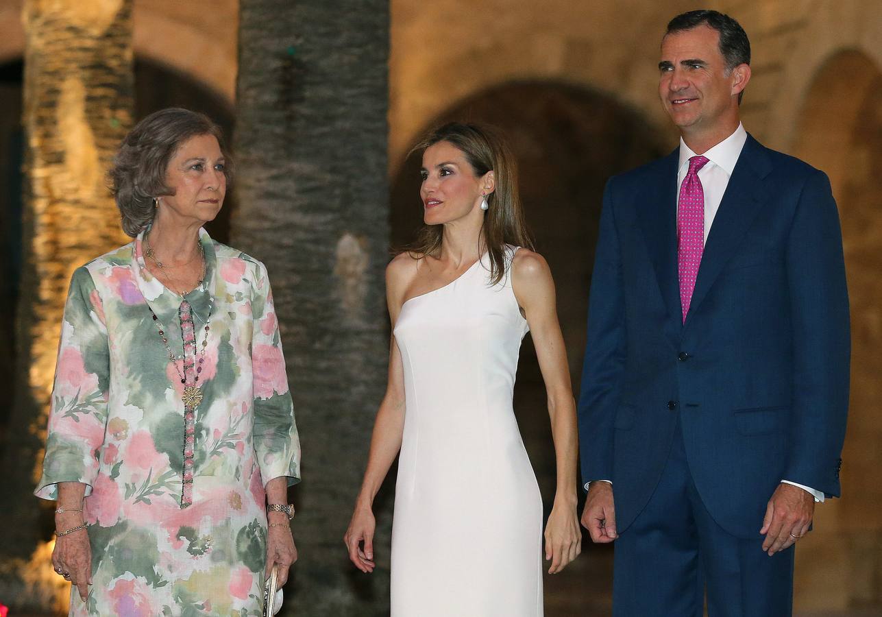 Don Felipe y doña Letizia ofrecen su primera recepción en Palma