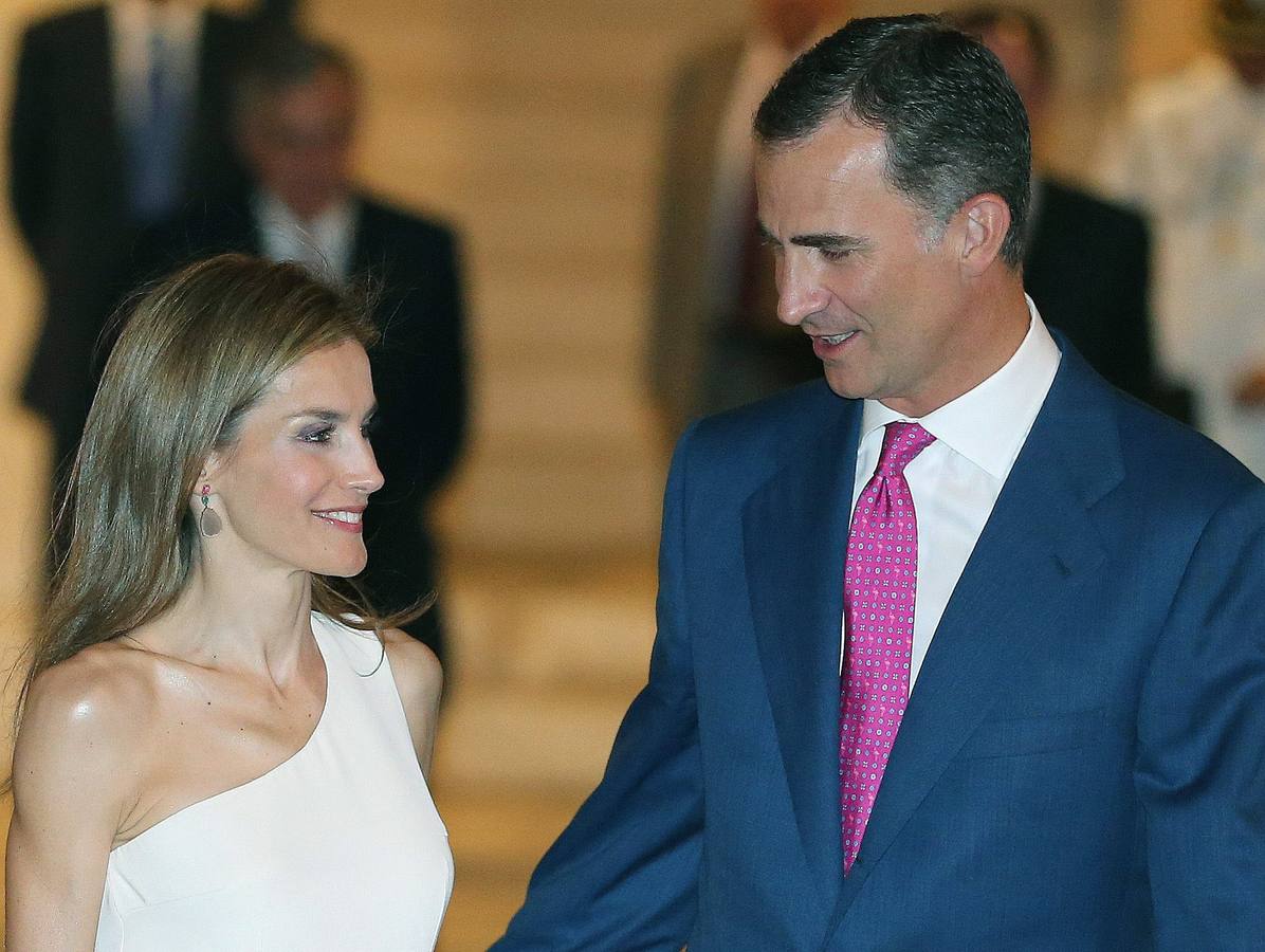 Don Felipe y doña Letizia ofrecen su primera recepción en Palma