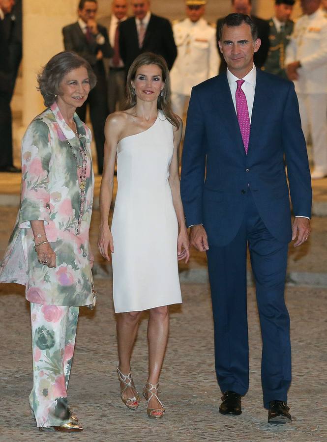 Don Felipe y doña Letizia ofrecen su primera recepción en Palma