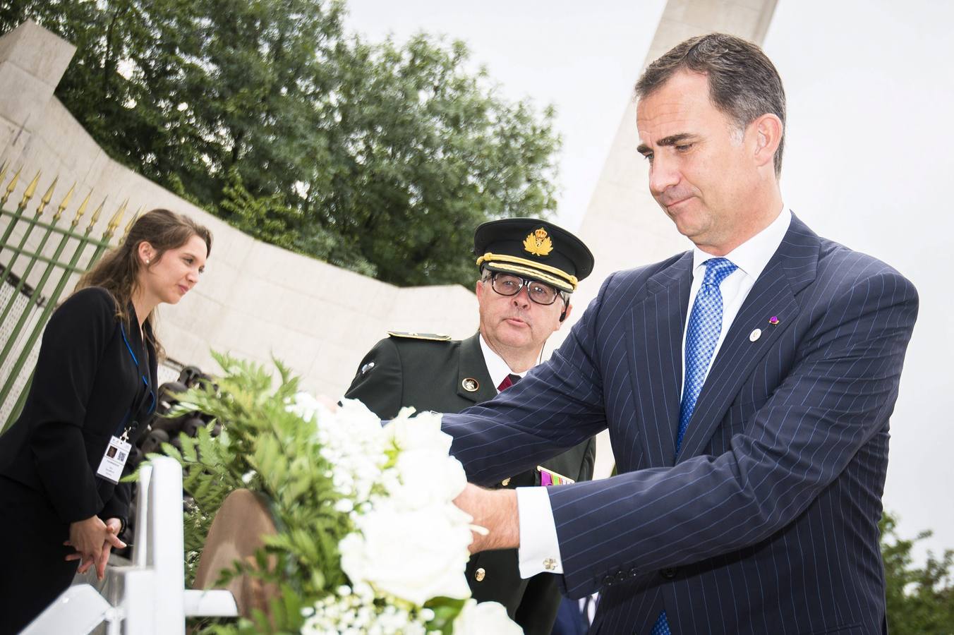 Lunes 4 de agosto: El rey de España Felipe VI deposita un centro de flores durante una ceremonia que recuerda el centenario del inicio de la Primera Guerra Mundial, en el Monumento a los Aliados en Cointe, cerca de Lieja (Bélgica) EFE/Benoit Doppagne