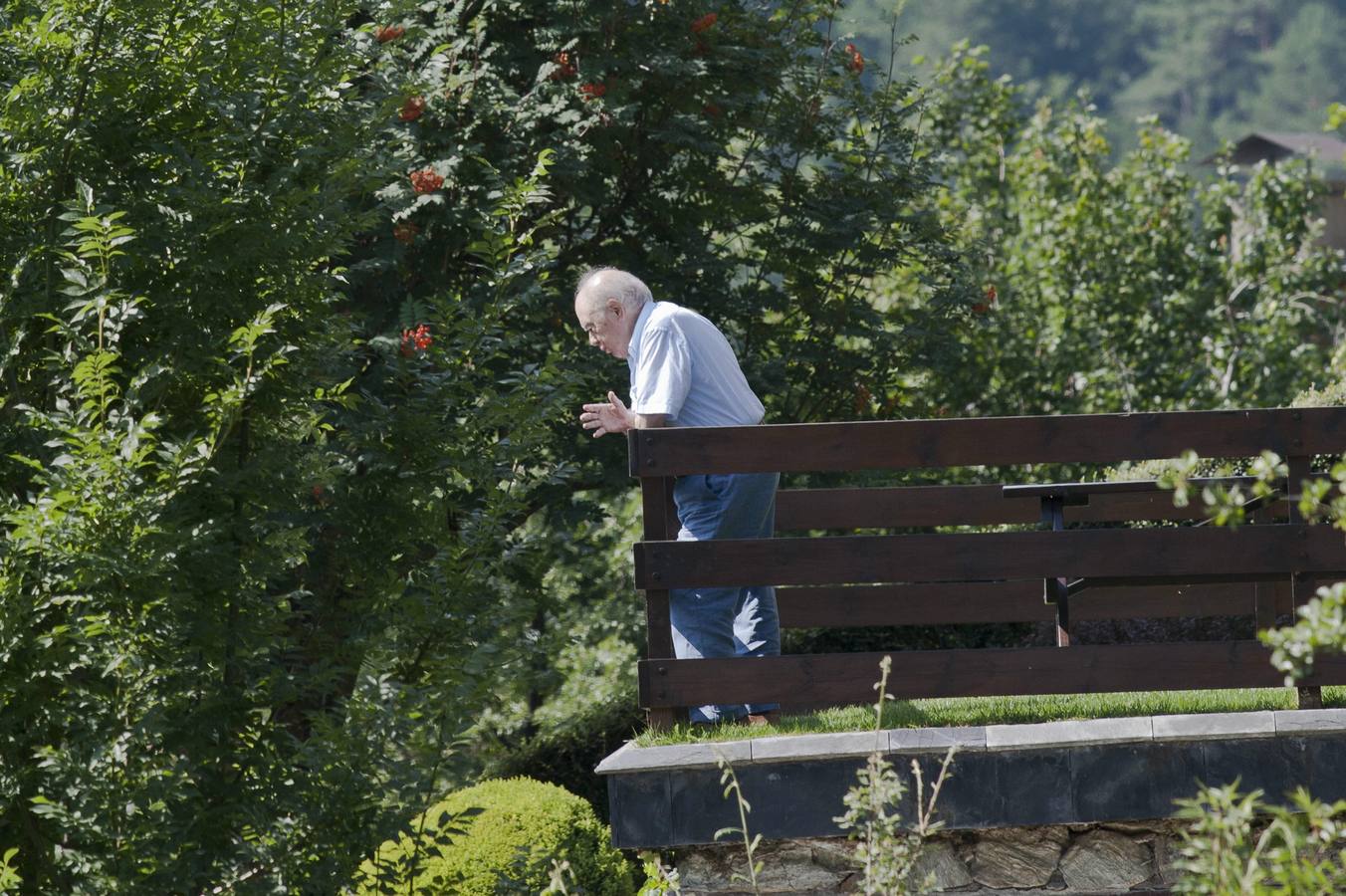 Viernes 8 de agosto: El expresidente catalán Jordi Pujol, que descansa en su residencia veraniega del municipio gerundense de Queralbs, recibió este mediodía una citación de la Agencia Tributaria que le entregaron en mano dos funcionarias. EFE/Robin Townsend