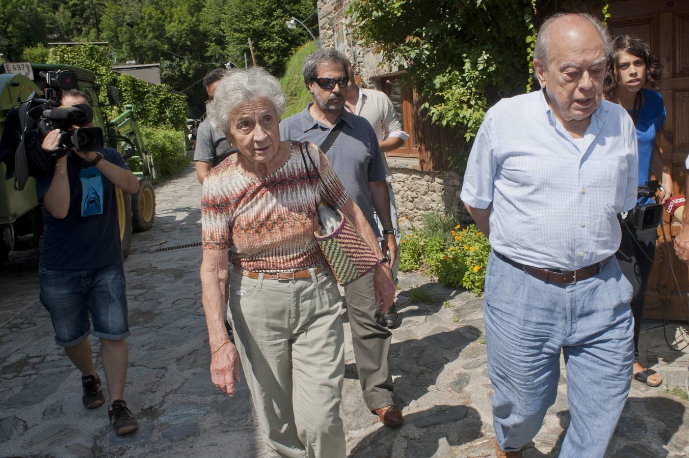 Viernes 8 de agosto: El expresidente catalán Jordi Pujol, que descansa en su residencia veraniega del municipio gerundense de Queralbs, recibió este mediodía una citación de la Agencia Tributaria que le entregaron en mano dos funcionarias. EFE/Robin Townsend