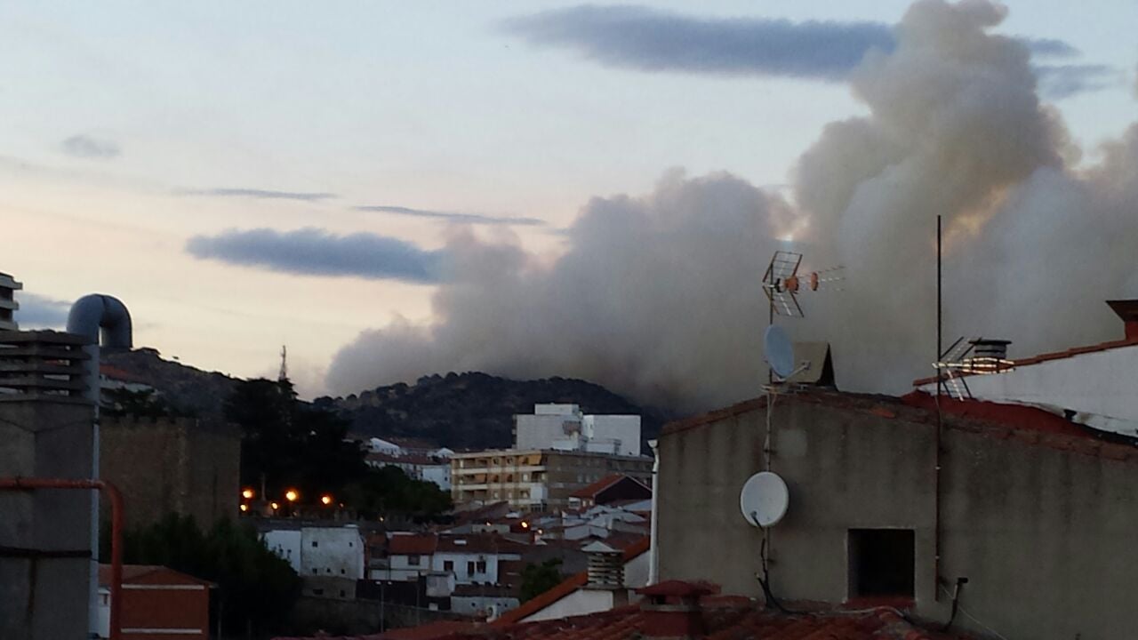 Un incendio cerca de Plasencia llega a las proximidades de Valcorchero