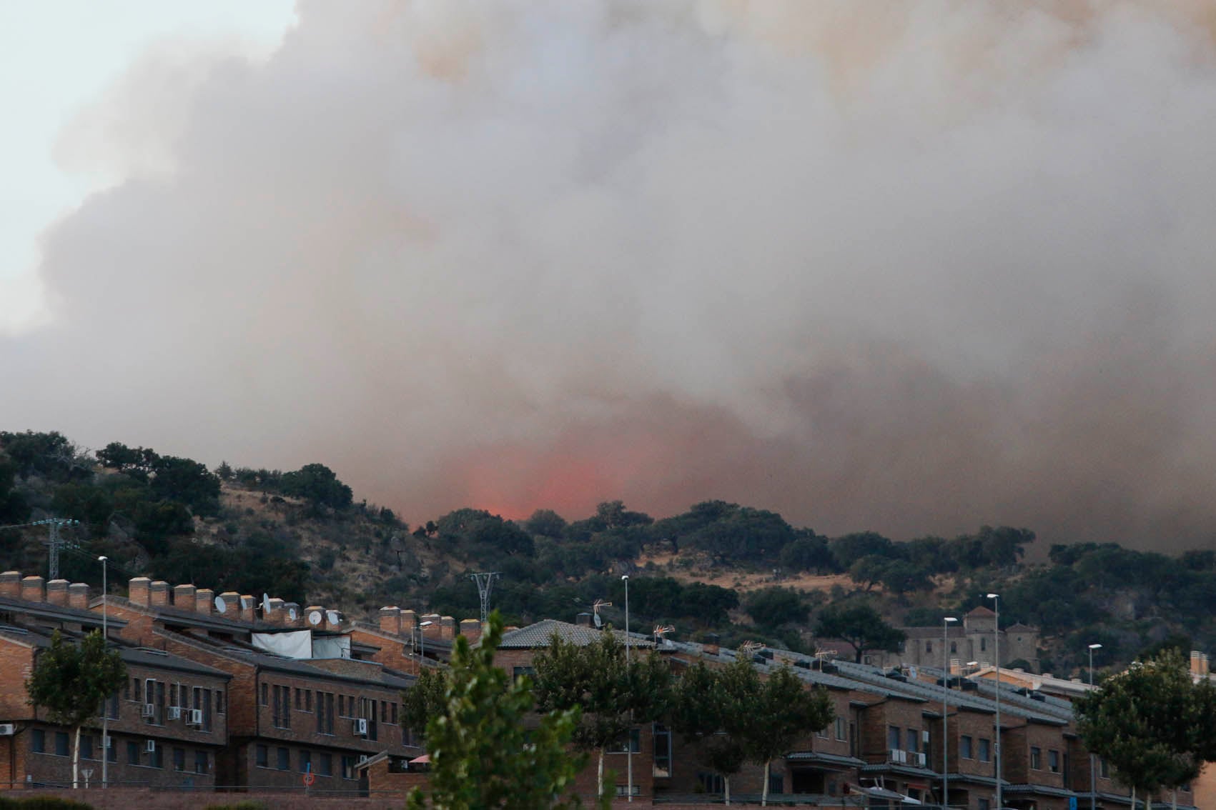 Un incendio cerca de Plasencia llega a las proximidades de Valcorchero
