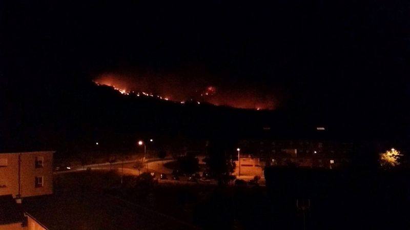 Un incendio cerca de Plasencia llega a las proximidades de Valcorchero