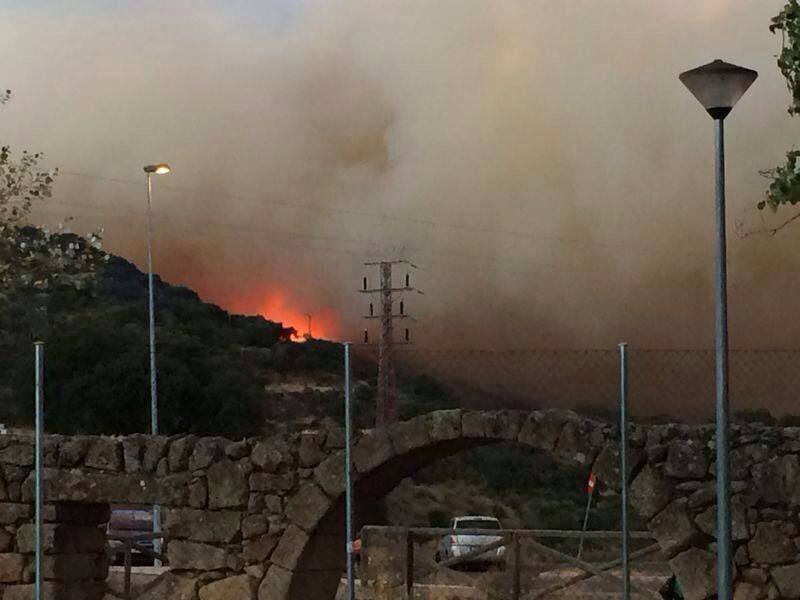 Un incendio cerca de Plasencia llega a las proximidades de Valcorchero