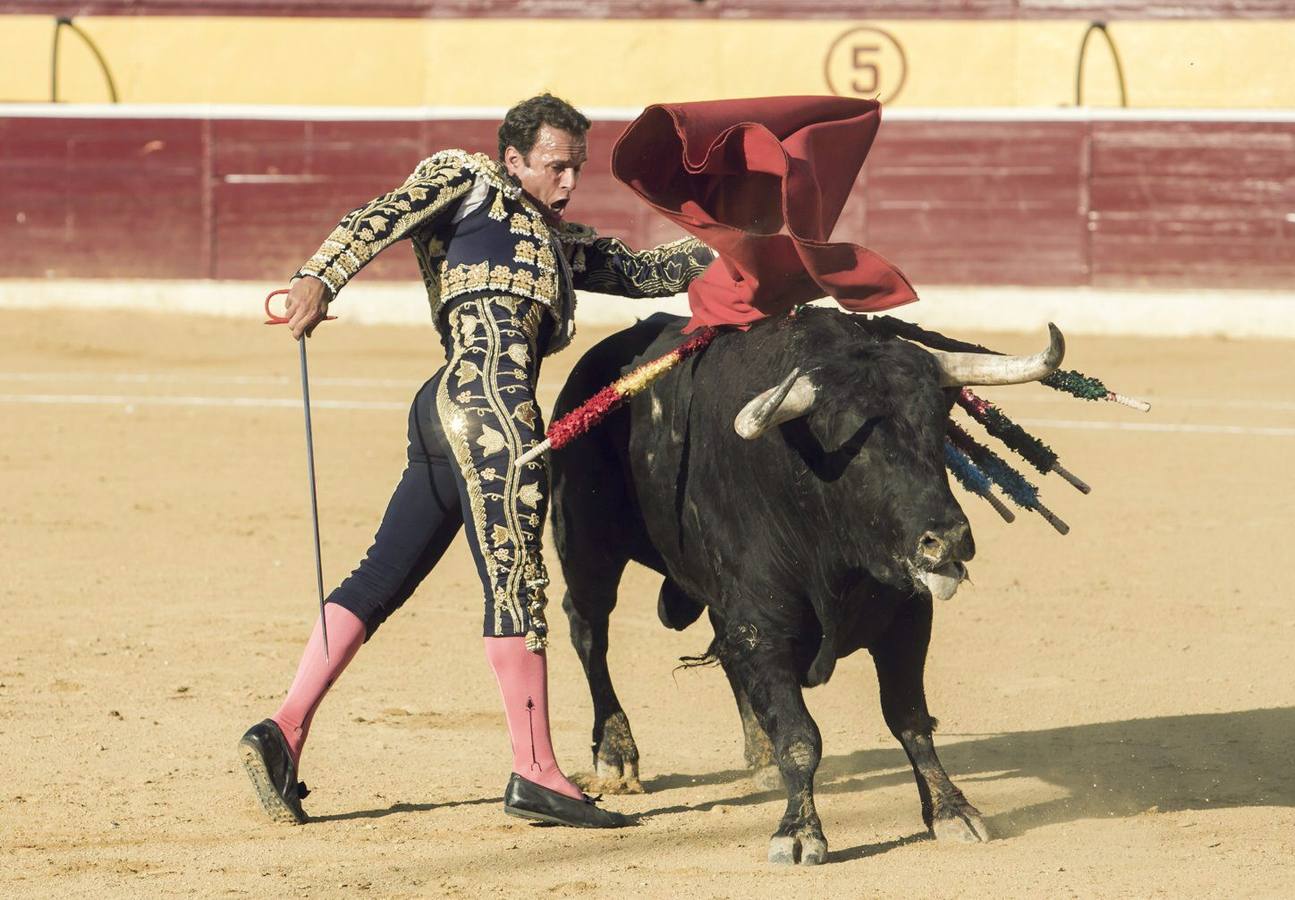 Dos orejas y salida a hombros de Antonio Ferrera en Huesca