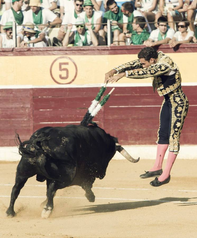 Dos orejas y salida a hombros de Antonio Ferrera en Huesca