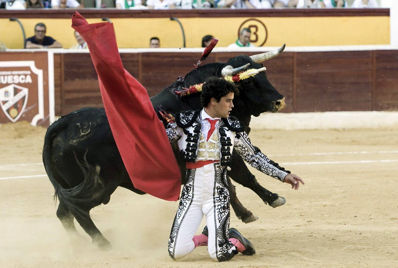 Dos orejas y salida a hombros de Antonio Ferrera en Huesca