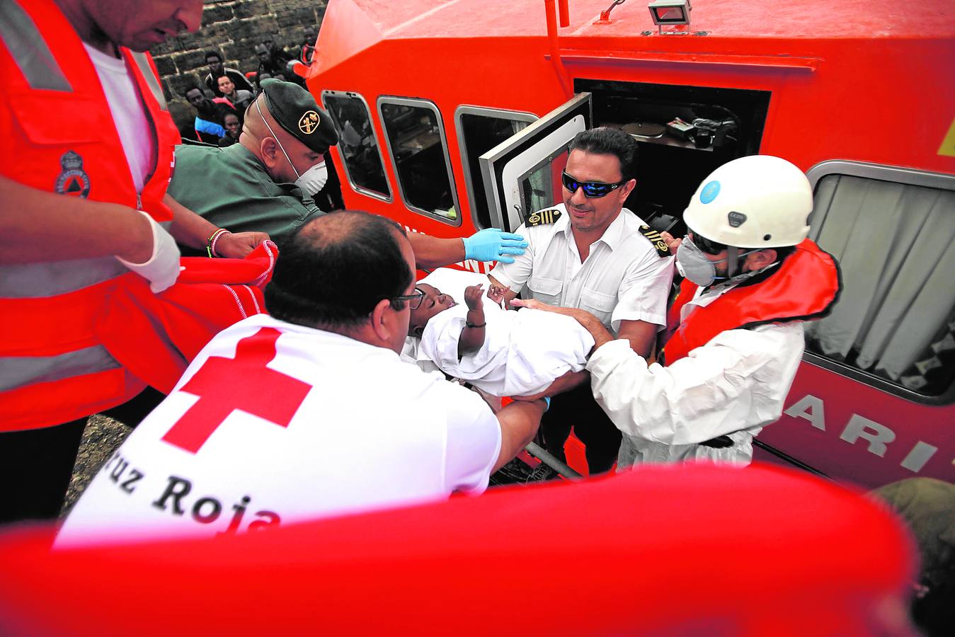 Lunes 11 de agosto: Trasladan en el puerto de Tarifa a un bebé que ha sido rescatado por Salvamento Marítimo junto a un total de 227 inmigrantes, en su mayoría subsaharianos. EFE/A.Carrasco Ragel