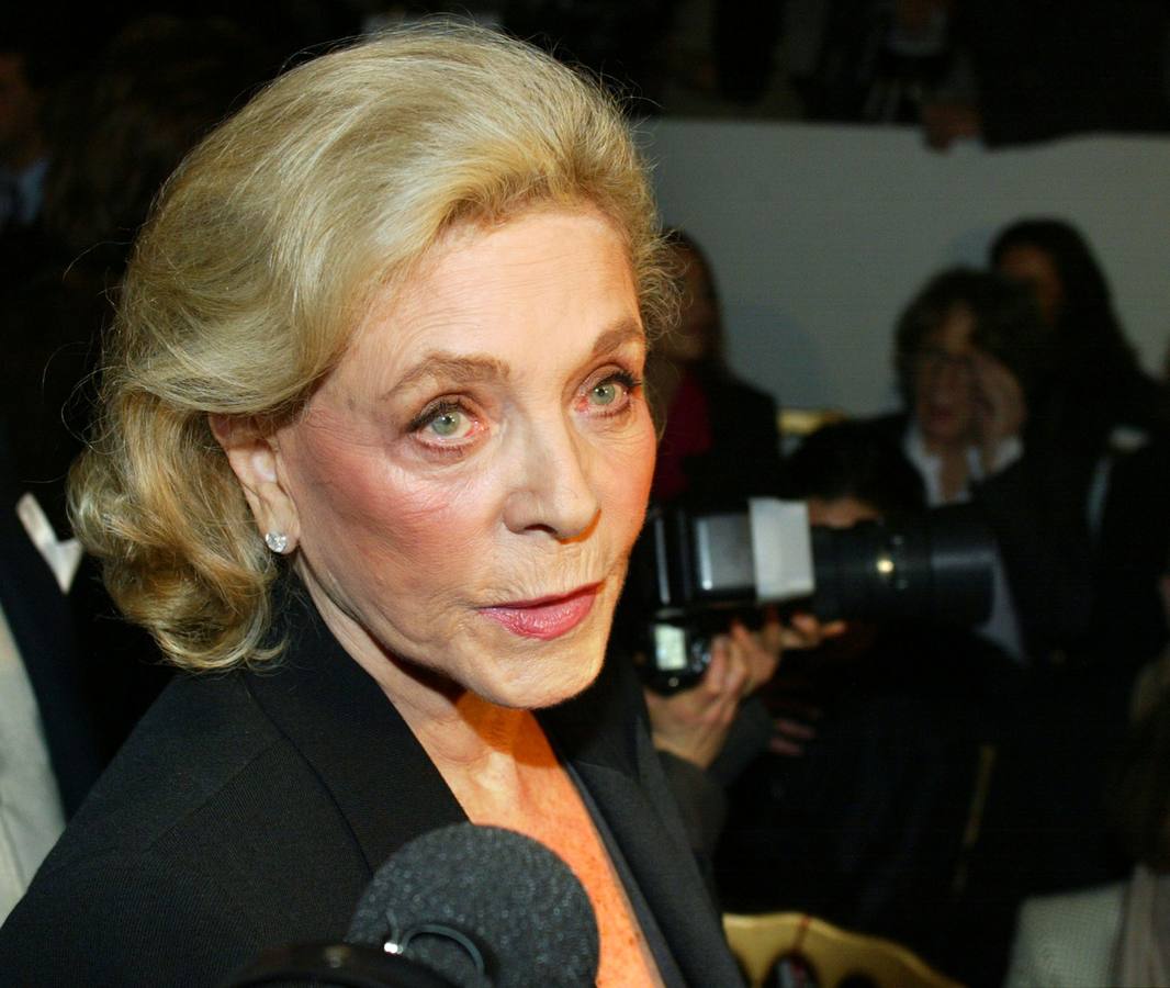 Miércoles 13 agosto: en 2002 la actriz Lauren Bacall asitió al espectáculo del diseñador francés Yves Saint-Laurent en la galería de arte Centro Georges Pompidou de París. AFP PHOTO / JEAN-PIERRE MULLER / Files