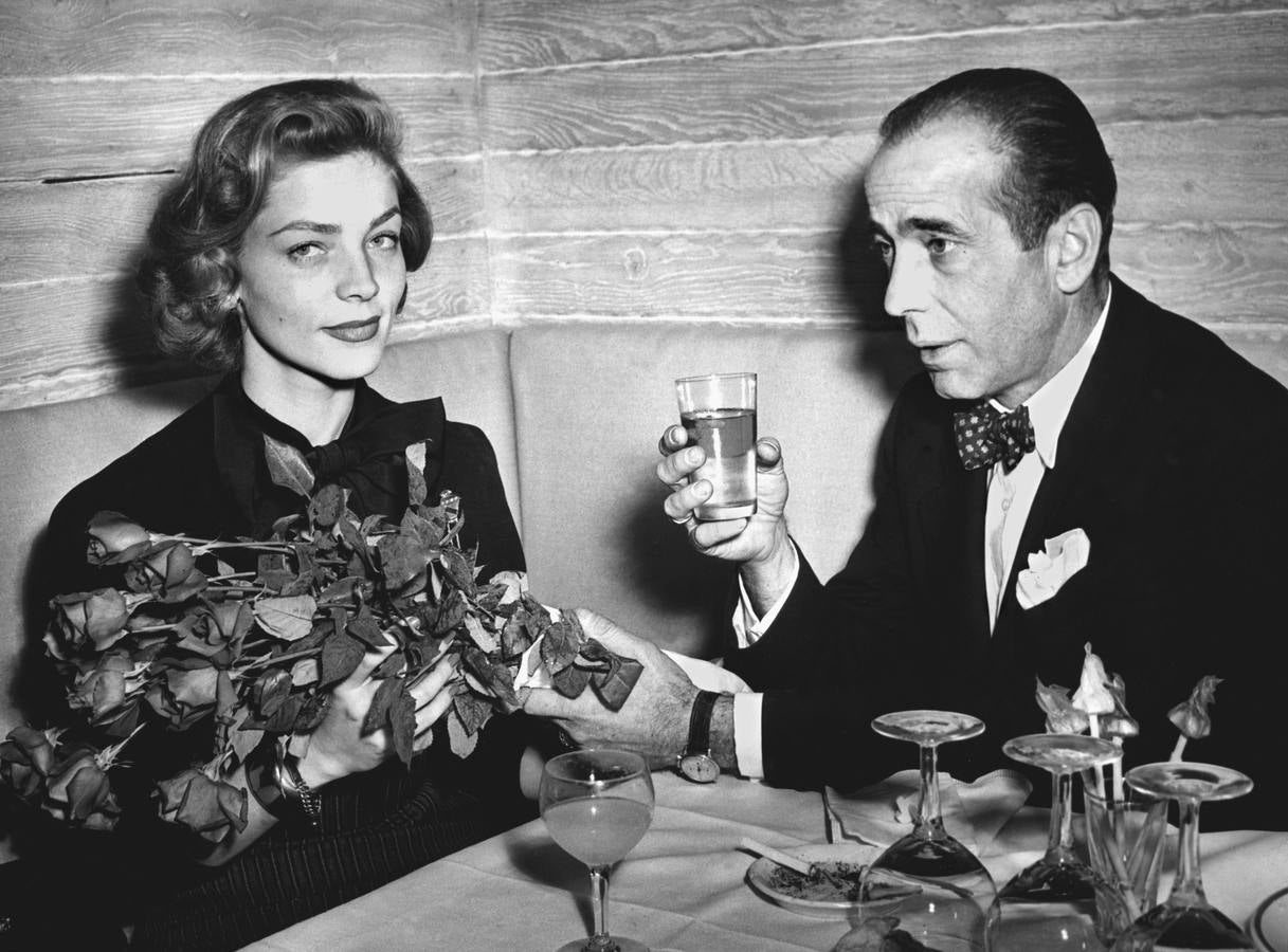 Miércoles 13 de agosto: Una imagen de archivo tomada el 23 de marzo de 1951 en París muestra los actores Lauren Bacall y Humphrey Bogart (1899-1957) durante una fiesta de de actores americanos.