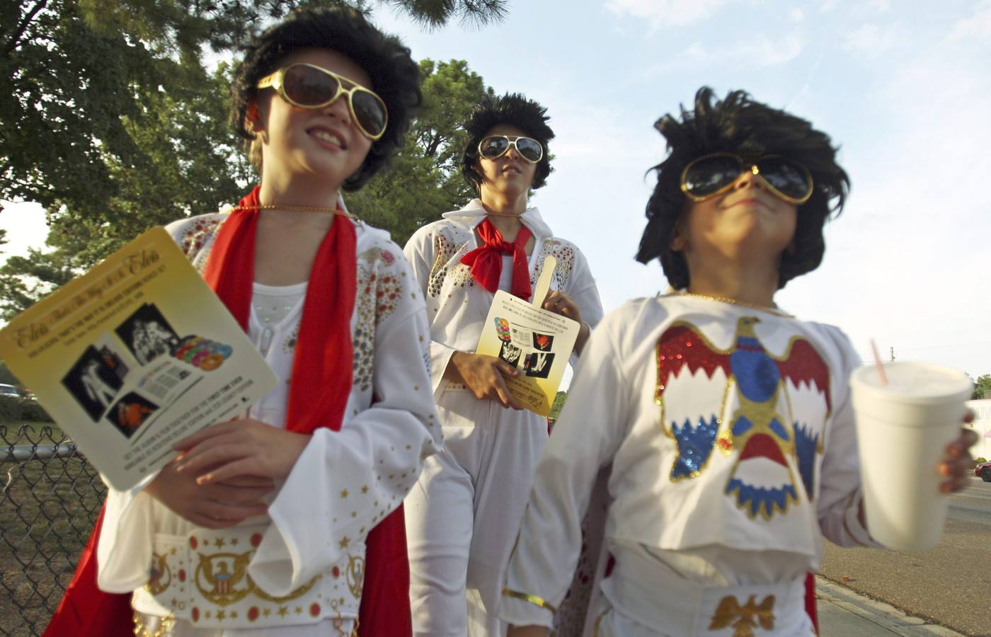 Sábado 16 de agosto: Cada año, miles de fans se reúnen fuera en las puertas de Elvis Presley, Graceland Mansion, para una vigilia con velas para rendir homenaje al 'Rey del Rock' n Roll 'en la víspera del aniversario de su muerte. El  cantante y actor Elvis Presley murió 42 el 16 de agosto de 1977.  EFE / EPA / MIKE BROWN
