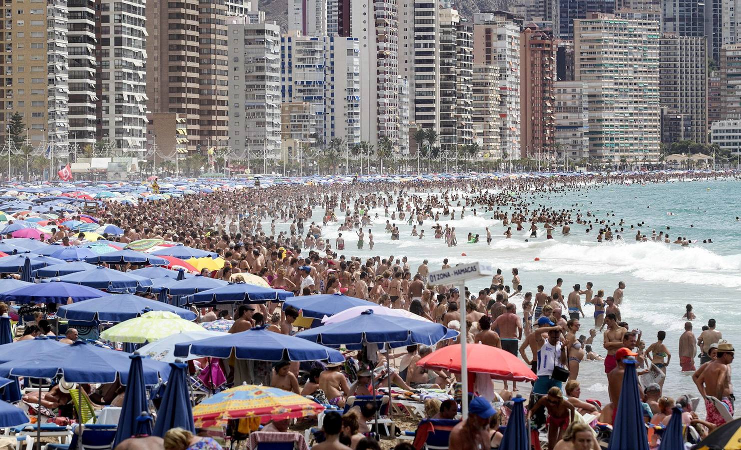 Viernes 15 de agosto: Turismo en la playa de Benidorm. EFE/Manuel Lorenzo