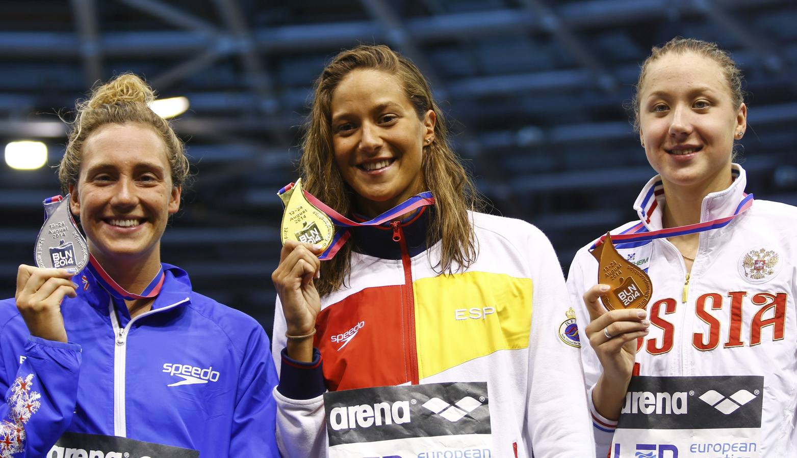 Duane da Rocha (c), luce su medalla de oro junto a la británica Elizabeth Simmonds (i), y la rusa Daria Ustinova.