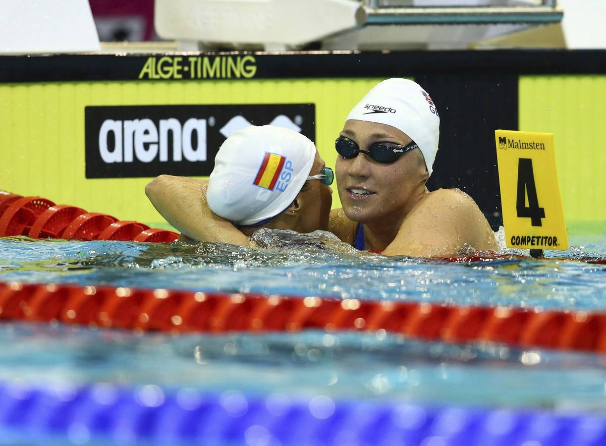 Duane (i) se abraza con la británica Elizabeth Simmonds, segunda clasificada, tras la prueba.