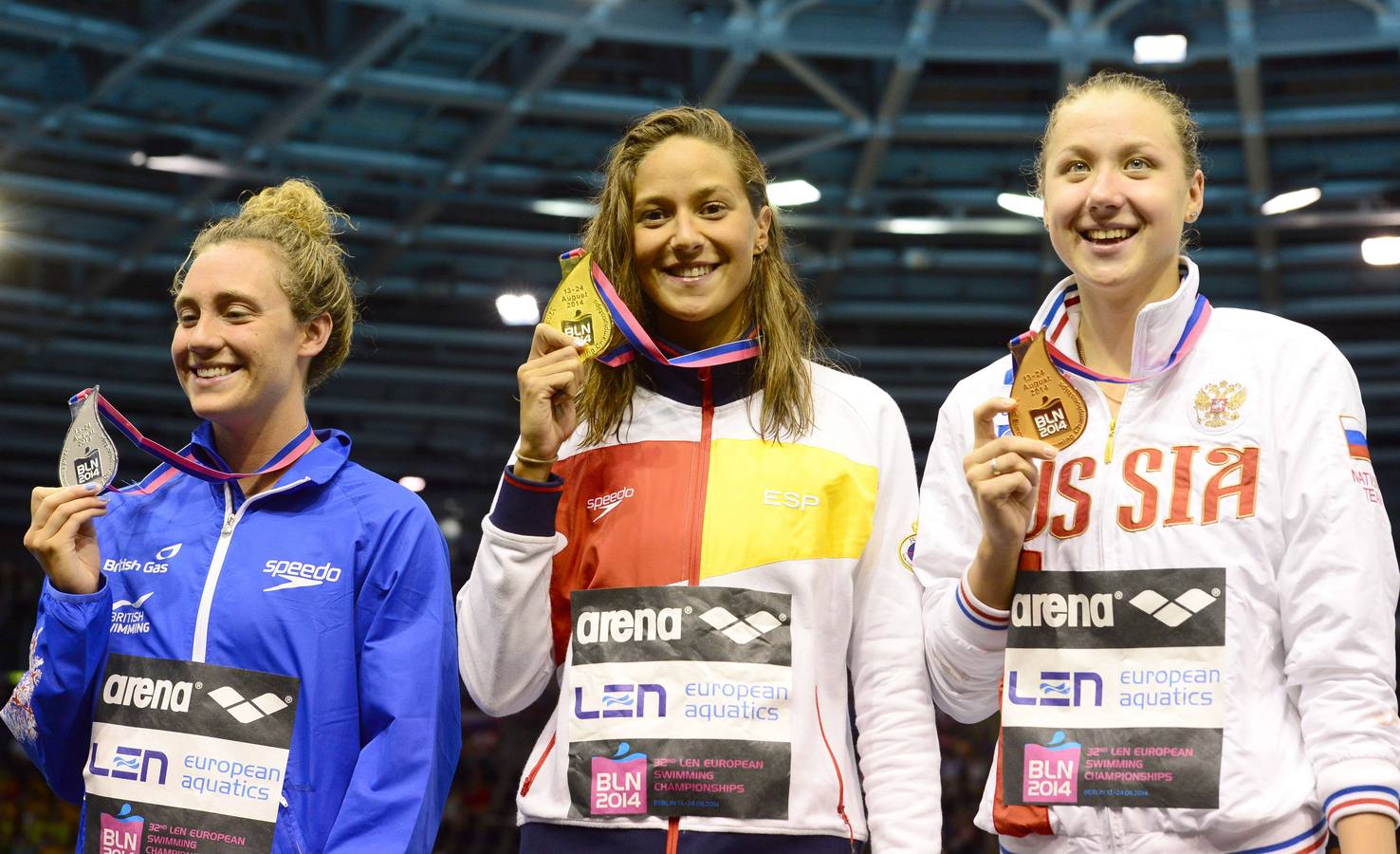 Duane da Rocha (c), la británica Elizabeth Simmonds (i), y la tercera clasificada, la rusa Daria Ustinova.