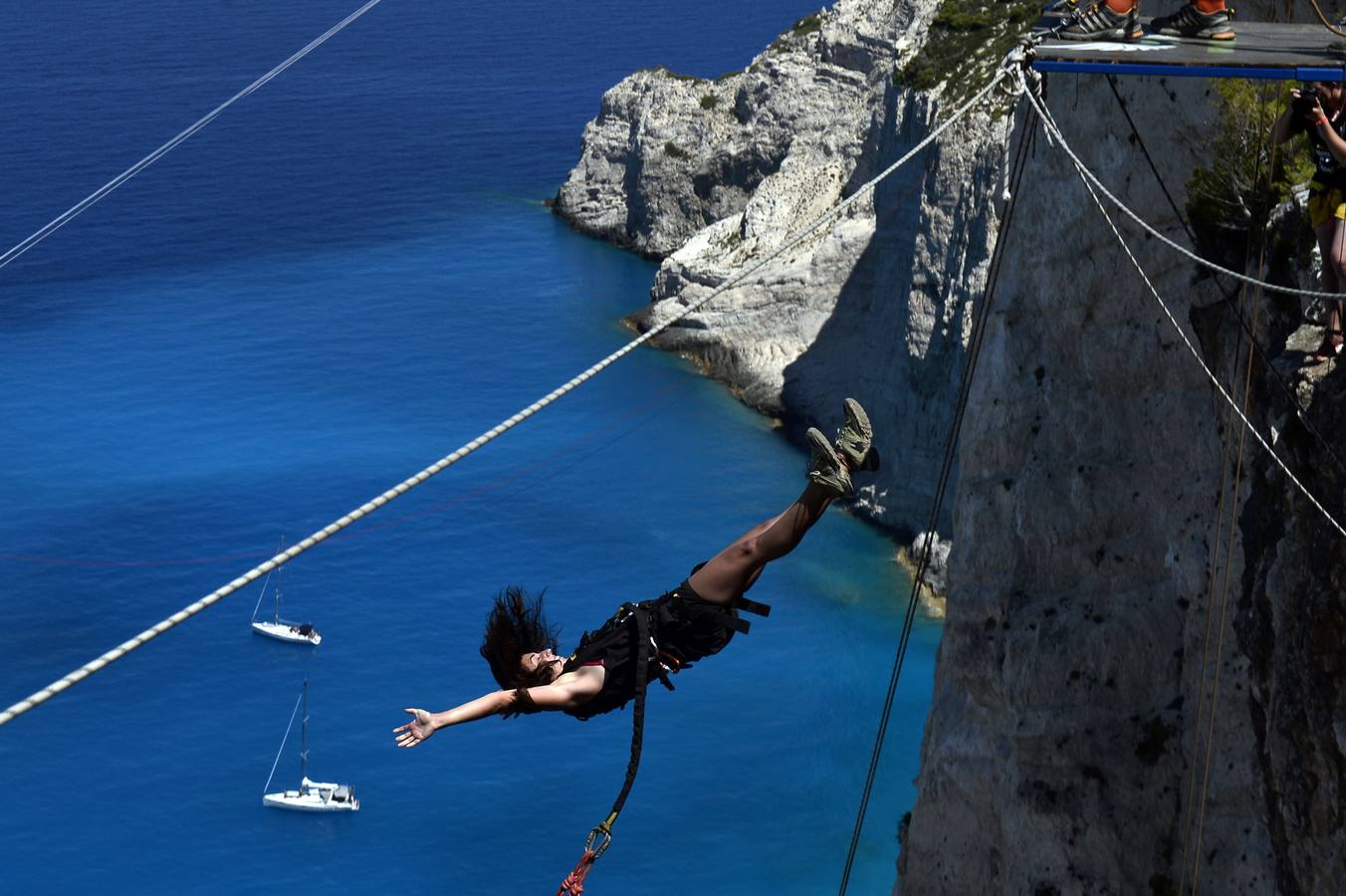 La española Marta Jamenes se prepara para saltar desde un punto elevado de la isla de Zakinthos, uno de los lugares turístico más famosos de Grecia.El objetivo del grupo es saltar desde 80 espectaculares lugares del mundo que incluyen espacios naturales como el Gran Cañón del Colorado, un complejo de cuevas en Croacia, un viaducto en Francia o un rascacielos en Las Vegas. AFP/Louisa Gouliamaki