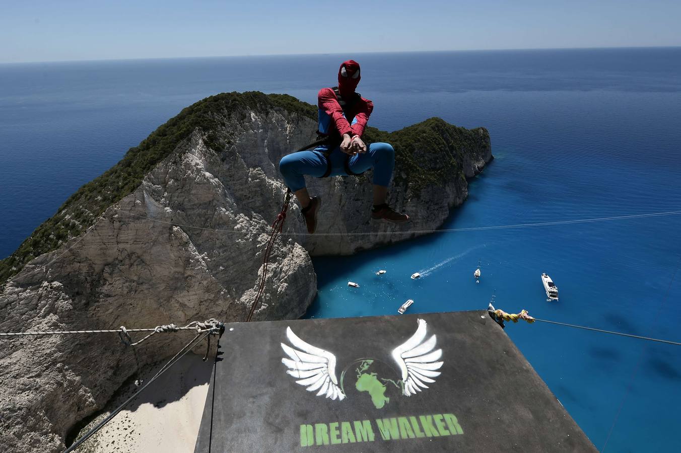 Michal Trzajna, miembro del grupo 'Dream Walker' se lanza desde un punto elevado de la isla de Zakinthos, uno de los lugares turístico más famosos de Grecia.El objetivo del grupo es saltar desde 80 espectaculares lugares del mundo que incluyen espacios naturales como el Gran Cañón del Colorado, un complejo de cuevas en Croacia, un viaducto en Francia o un rascacielos en Las Vegas. AFP/Louisa Gouliamaki