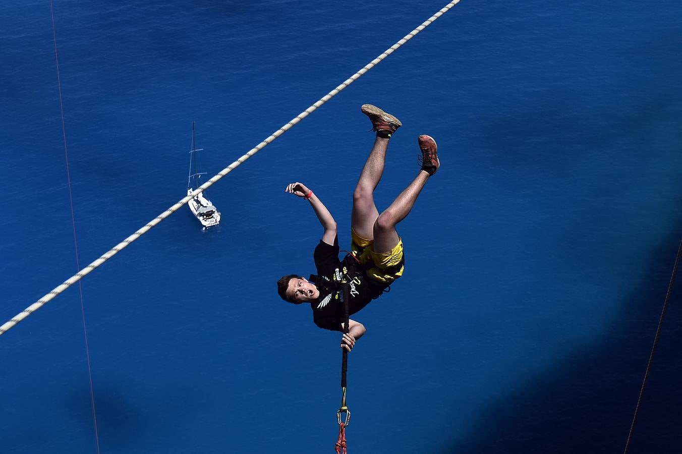 Michal Trzajna, miembro del grupo 'Dream Walker' se lanza desde un punto elevado de la isla de Zakinthos, uno de los lugares turístico más famosos de Grecia.El objetivo del grupo es saltar desde 80 espectaculares lugares del mundo que incluyen espacios naturales como el Gran Cañón del Colorado, un complejo de cuevas en Croacia, un viaducto en Francia o un rascacielos en Las Vegas. AFP/Louisa Gouliamaki