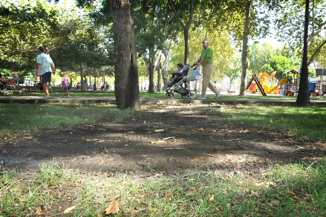 El vandalismo y la falta de cuidados deterioran el parque de la Coronación