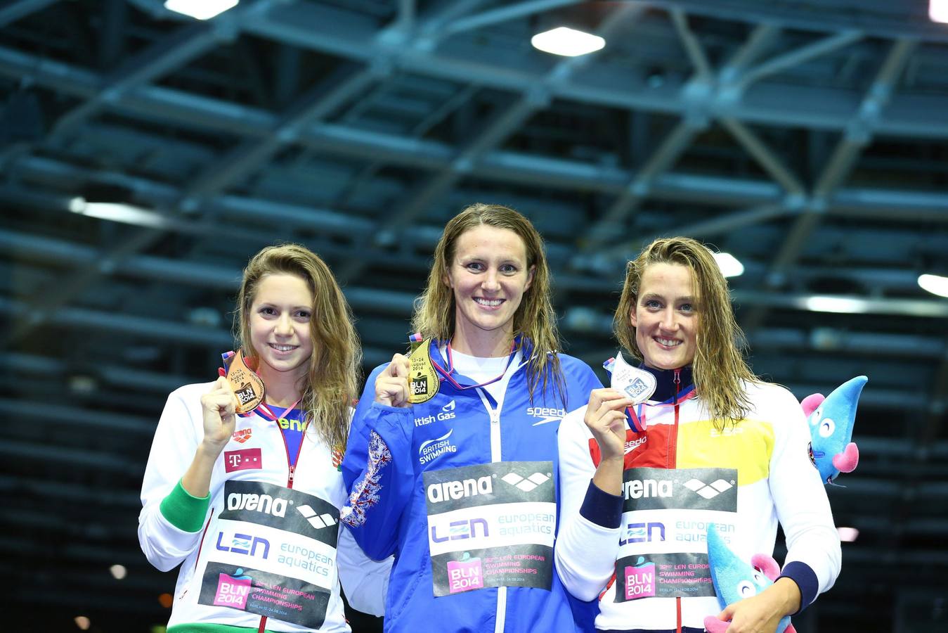 La británica Jazmin Carlin (c), Mireia Belmonte (d) y la húngara Boglarka Kapas lucen sus medallas.