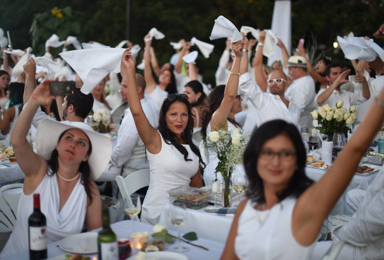 Lunes 25 de agosto: 'The Diner en Blanc' es único evento culinario viral del mundo. Celebra su 25 aniversario al aire libre y siempre un lugar histórico. Los invitados deben vestir de un elegante color blanco, llevar una cesta de picnic con comida, vajilla de porcelana y cubiertos, manteles blancos, mesas y sillas. En esta ocasión 'Battery Park City' ha acogido a unas 5.000 personas. Foto: AFP / TIMOTHY A. CLARY