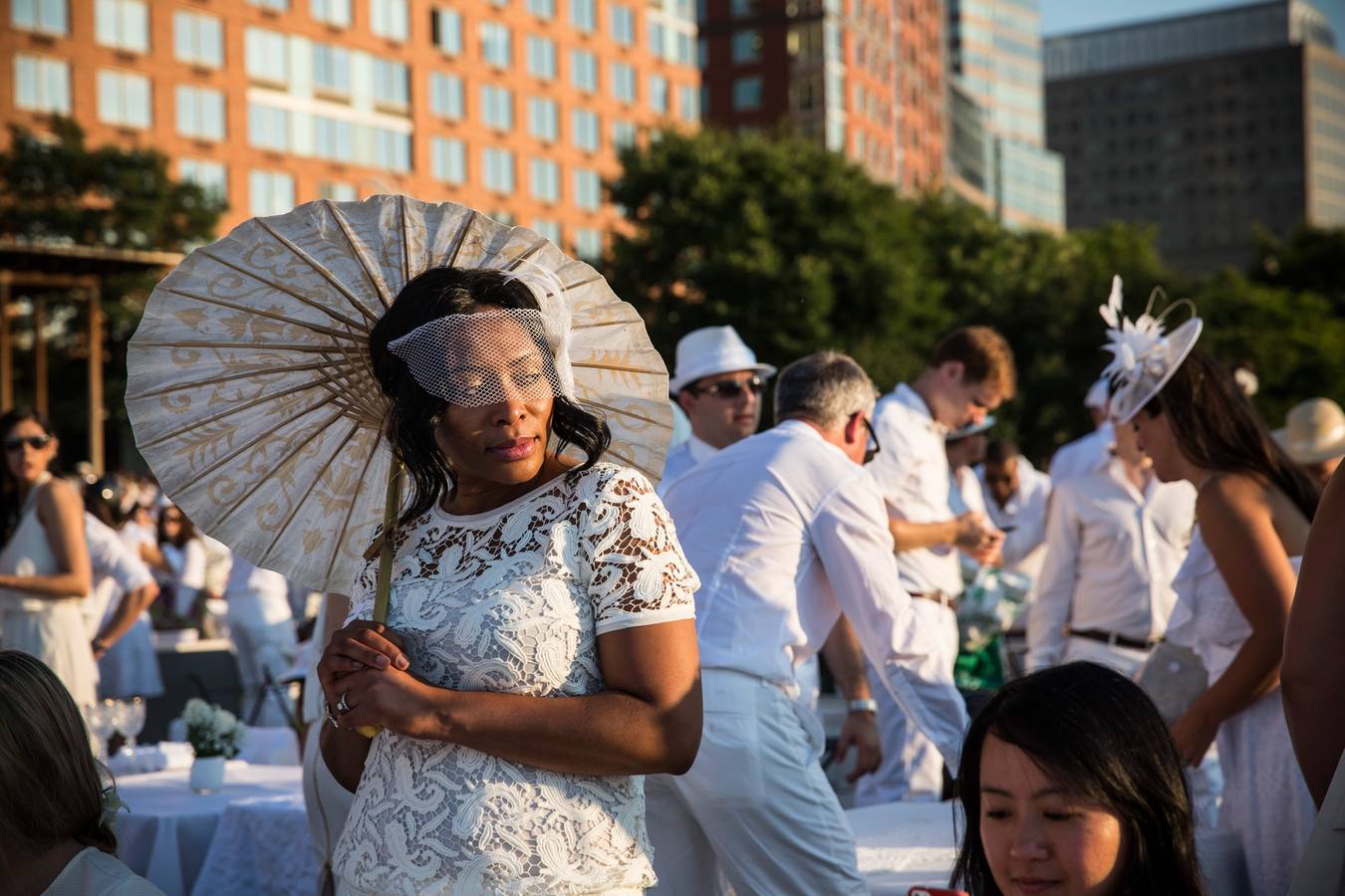 Lunes 25 de agosto: 'The Diner en Blanc' es único evento culinario viral del mundo. Celebra su 25 aniversario al aire libre y siempre un lugar histórico. Los invitados deben vestir de un elegante color blanco, llevar una cesta de picnic con comida, vajilla de porcelana y cubiertos, manteles blancos, mesas y sillas. En esta ocasión 'Battery Park City' ha acogido a unas 5.000 personas. Foto: Andrew Burton/AFP