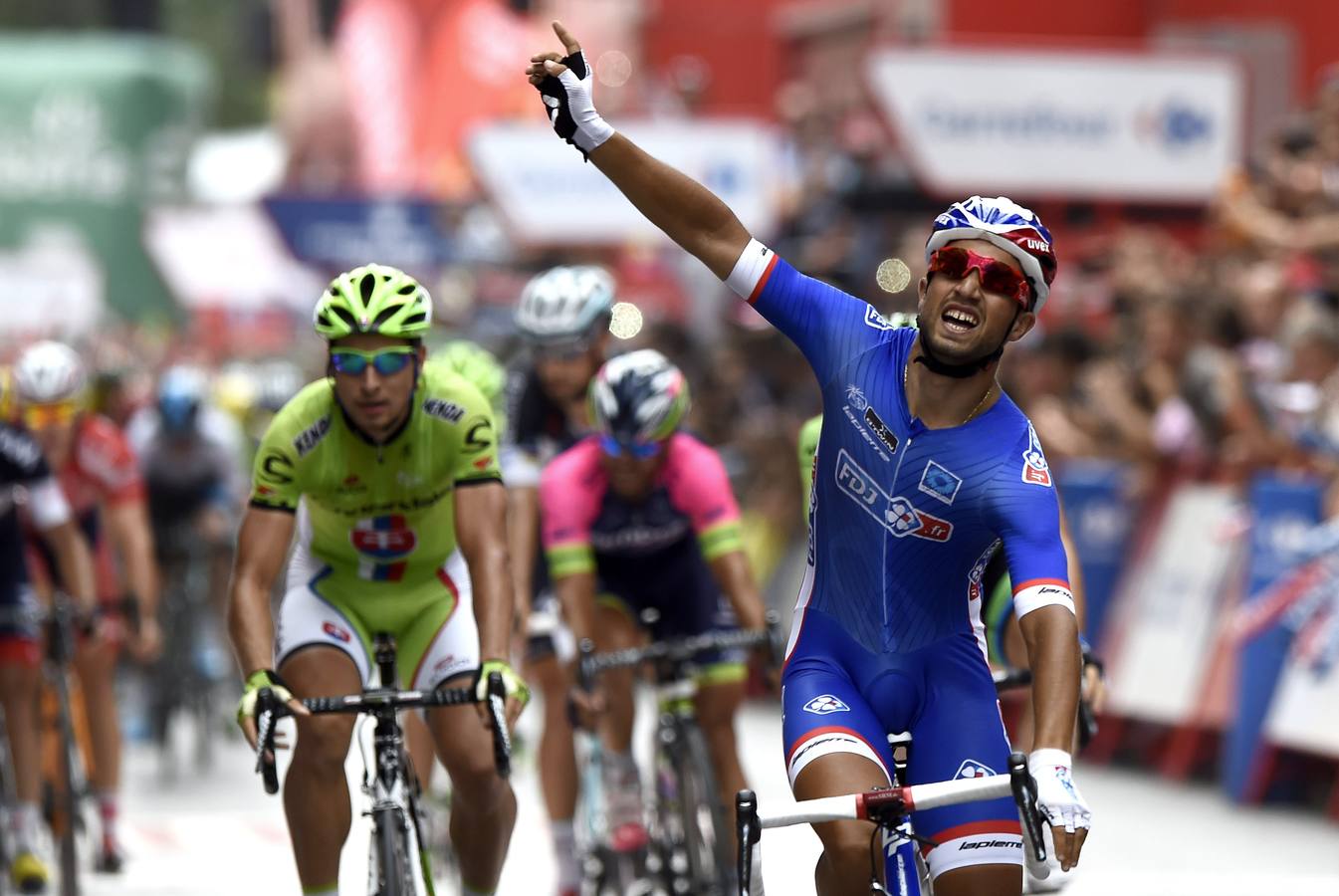 Bouhanni celebra su triunfo.