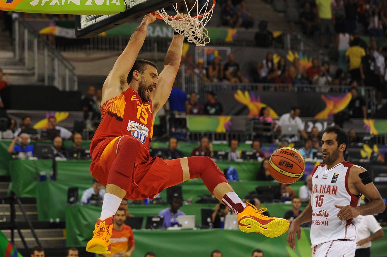 Sábado 30 de agosto: Marrc Gasol realzia un mate en el partido que disputó la selección española con Irán en el Palacio Municipal de Deportes en Granada on August Foto: AFP PHOTO/ JORGE GUERRERO.