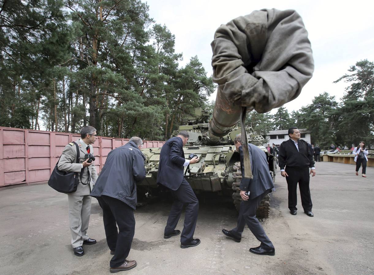 Viernes 29 de agosto: Observadores militares internacionales revisan el arsenal incautado a los separatistas prorrusos en el este de Ucrania, supuestamente de fabricación rusa. La OTAN exigió a Rusia que cese sus acciones militares ilegales en Ucrania, su apoyo a los separatistas prorrusos, y dé pasos “inmediatos y verificables” para rebajar las tensiones en la crisis ucraniana. Foto: EFE/Tatyana Zenkovich