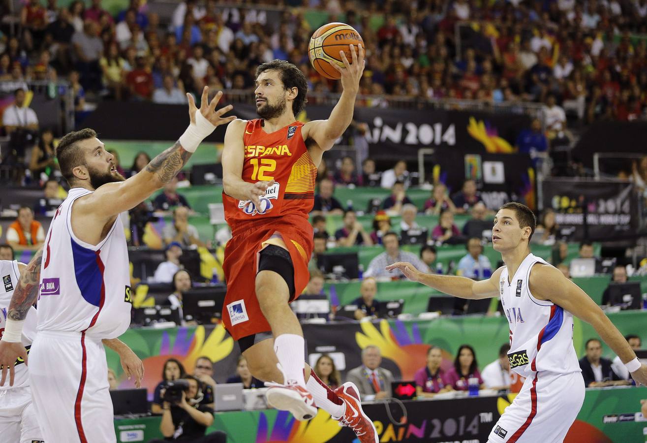 Sergio Llull entra a canasta ante Miroslav Raduljica y Stefan Jovic.