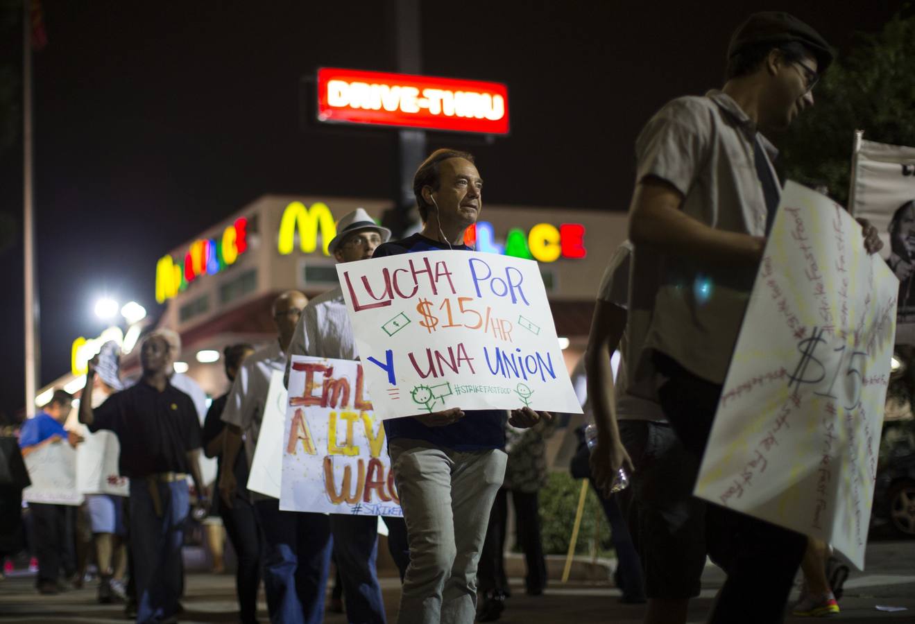 Jueves 4 de septiembre. Los trabajadores de McDonalds de 150 ciudades de Estados Unidos iniciaron manifestaciones y protestas en las que demandaron mejoras salariales. Sus intenciones son lograr un sueldo de 15 dólares por hora. La protesta incluyó una sentada en Times Square de Nueva York donde 19 manifestantes fueron detenidos por la policía. Fotos: REUTERS/Mario Anzuoni.