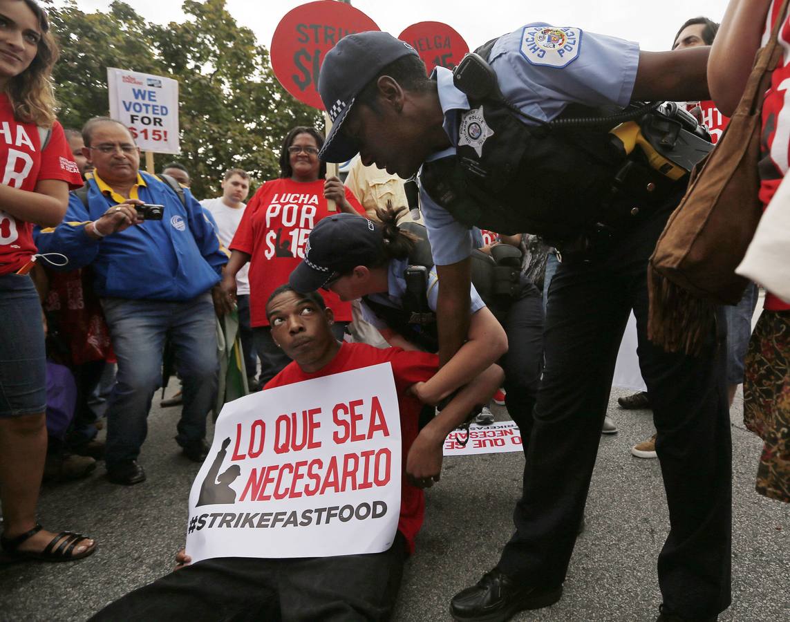 Jueves 4 de septiembre. Los trabajadores de McDonalds de 150 ciudades de Estados Unidos iniciaron manifestaciones y protestas en las que demandaron mejoras salariales. Sus intenciones son lograr un sueldo de 15 dólares por hora. La protesta incluyó una sentada en Times Square de Nueva York donde 19 manifestantes fueron detenidos por la policía. Fotos: REUTERS/Mario Anzuoni.