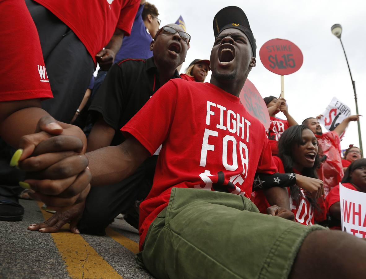 Jueves 4 de septiembre. Los trabajadores de McDonalds de 150 ciudades de Estados Unidos iniciaron manifestaciones y protestas en las que demandaron mejoras salariales. Sus intenciones son lograr un sueldo de 15 dólares por hora. La protesta incluyó una sentada en Times Square de Nueva York donde 19 manifestantes fueron detenidos por la policía. Fotos: REUTERS/Mario Anzuoni.