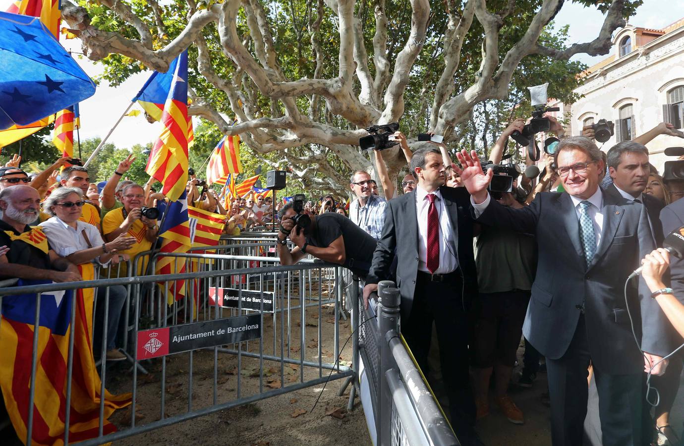 Viernes 19 de septiembre: El presidente de la Generalitat, Artur Mas, saluda a simpatizantes convocados por la ANC, a su llegada al Parlament donde esta tarde se aprobará con el apoyo de CiU,ERC, PSC,ICV-EUiA y la CUP, y los votos en contra del PPC y Ciutadans, la Ley de Consultas en un pleno extraordinario. EFE/Toni Albir