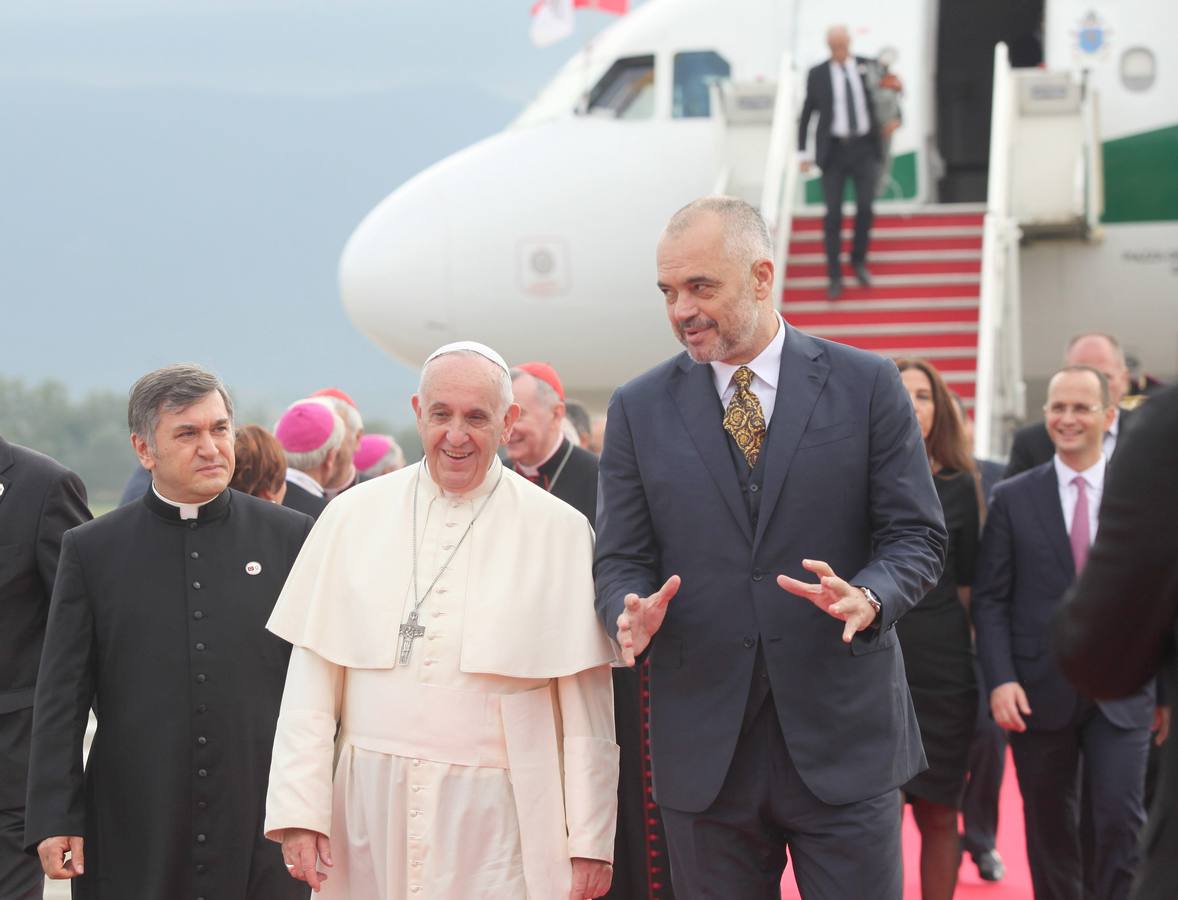 Domingo 21 de septiembre: Los creyentes participan en la Santa Misa, dirigido por el Papa Francis, en Tirana, Albania, 21 de septiembre de 2014 el Papa Francisco condenó extremistas islámicos para el uso de la religión para justificar el terrorismo, en un discurso ante decenas de miles de personas durante una visita de un día a Albania. Foto: EFE