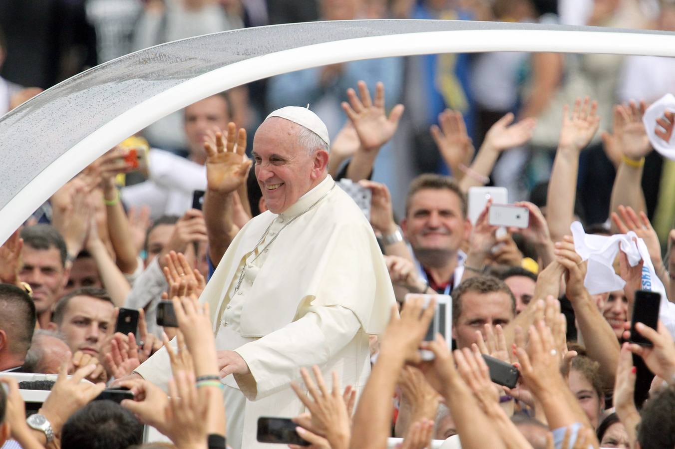 Domingo 21 de septiembre: Los creyentes participan en la Santa Misa, dirigido por el Papa Francis, en Tirana, Albania, 21 de septiembre de 2014 el Papa Francisco condenó extremistas islámicos para el uso de la religión para justificar el terrorismo, en un discurso ante decenas de miles de personas durante una visita de un día a Albania. Foto: EFE