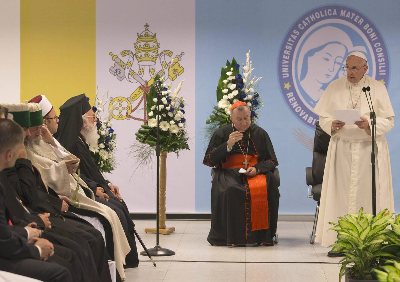 Domingo 21 de septiembre: Los creyentes participan en la Santa Misa, dirigido por el Papa Francis, en Tirana, Albania, 21 de septiembre de 2014 el Papa Francisco condenó extremistas islámicos para el uso de la religión para justificar el terrorismo, en un discurso ante decenas de miles de personas durante una visita de un día a Albania. Foto: EFE